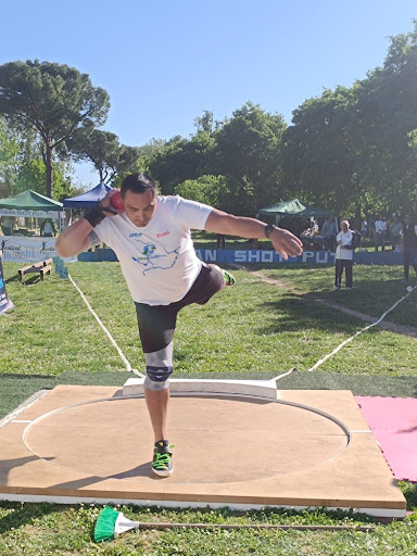 Sebastian sulla pedana del getto del peso